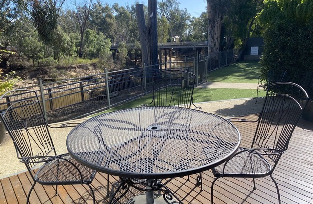 Adelphi 3 - River views located in the centre of Echuca