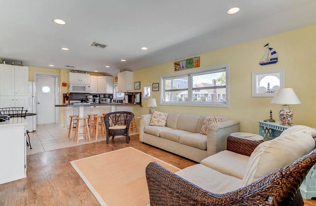 Adorable! 2 Car Parking,Close to Beach & Boardwalk, 4 Badges, WiFi