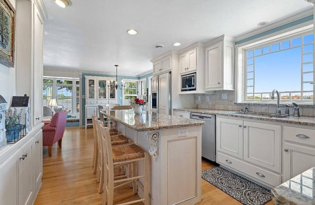 Adorable 3 Bedroom Home on Fox River Near Lambeau Field for Rentn