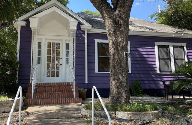 Adorable 6th Street Bungalow - 100+ Five Star Reviews
