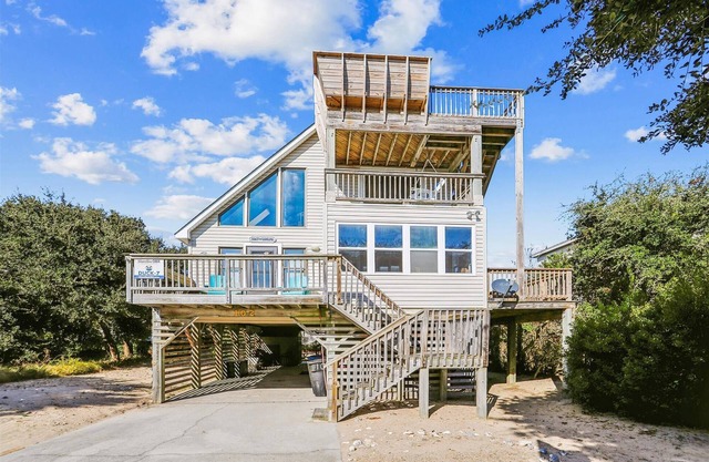 Adorable Beach house in Duck with Hot Tub, Pet friendly. Roof top deck!