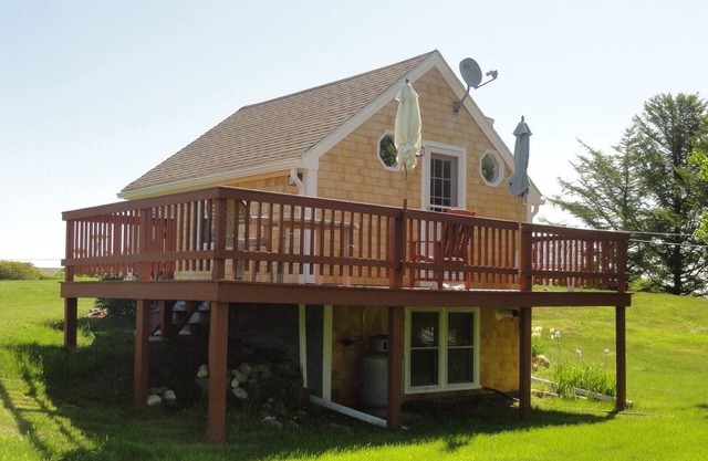 Adorable Block Island Cottage with Pond