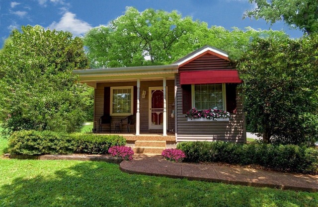 Adorable Cottage! Everything! WiFi, Kitchen, Jacuzzi, NO Cleaning Fee!