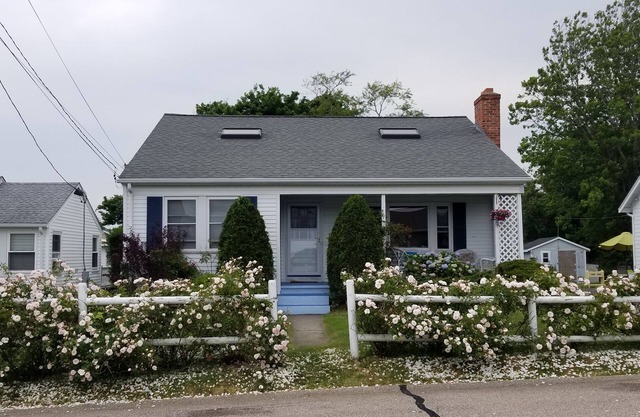 Adorable Cottage, short walk to Beach Weekly and Monthly offering until May 2026