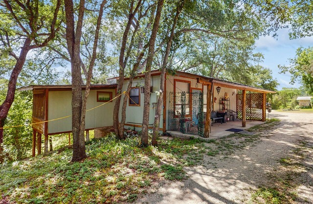 Adorable dog-friendly cottage with screened porch, grill, pool, kitchenette