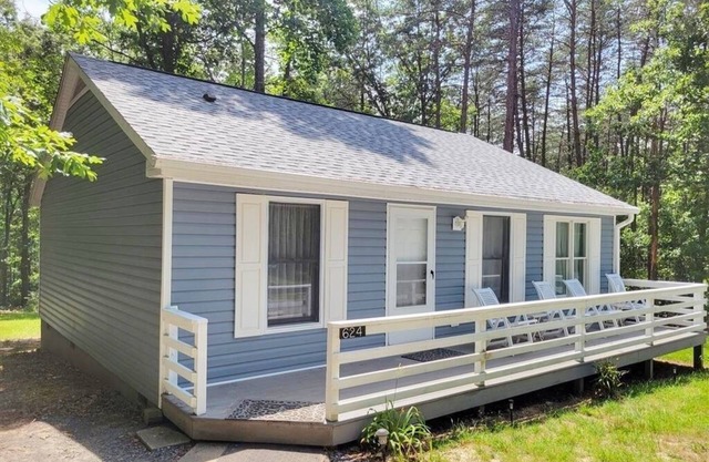 Adorable lake access cottage, completely renovated-firepit,obstaclecourse&more!