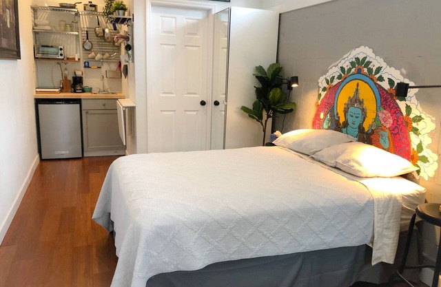 Adorable Modern Studio East - 10 minutes to the beach and 5 minutes to downtown