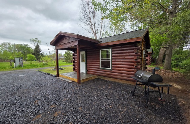 Adorable rustic cabin #4 with glamping charm in Waterloo!