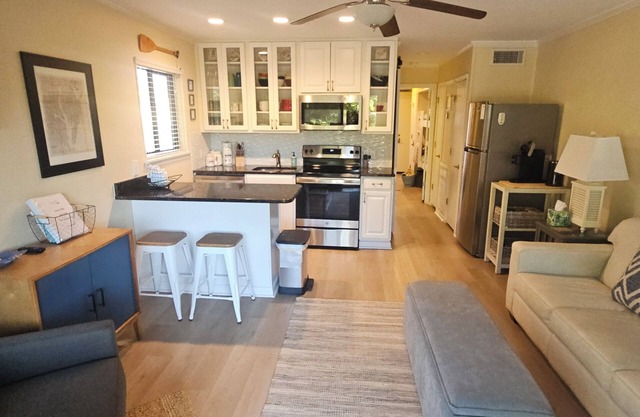 Adorably furnished and updated Ocean Villa condo, with wonderful 200+ Reviews!