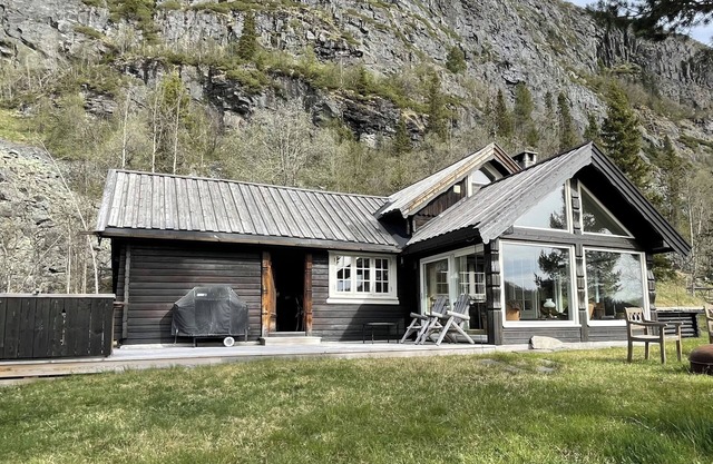 Adventure and wilderness in a mountain cabin with canoe, fishing rods, bikes and skiing