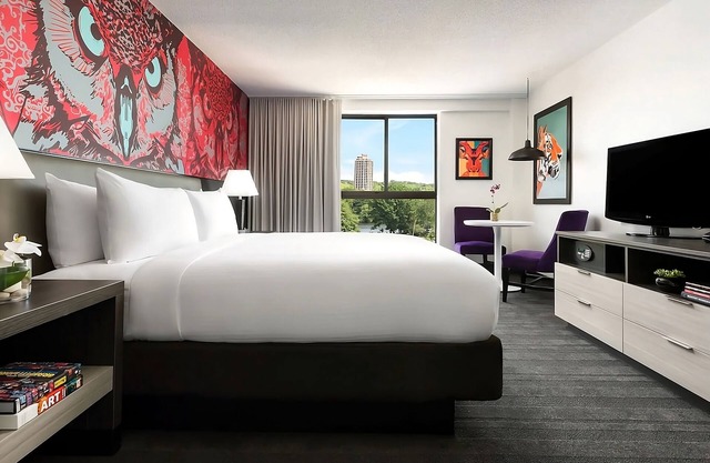 Adventure Awaits! Stylish 2 Queen Beds, Near Attractions