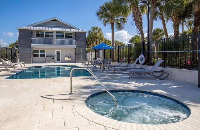 Adventure Awaits! 2 Spacious Units, Near Suncoast Seabird Sanctuary, Kitchen, Pool, Fishing
