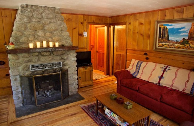 Ahwahnee-be Vintage Cabin - Walk to town!