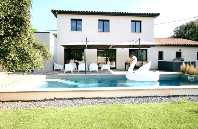 Air-conditioned villa with pool in quiet location close to amenities