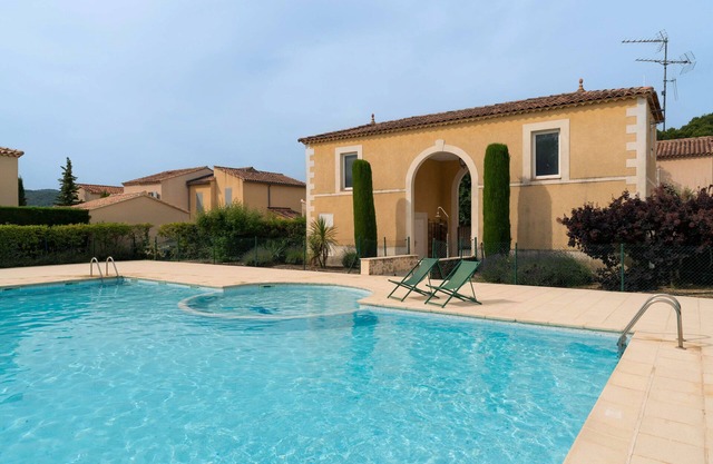 Air-conditioned Villa with Pool in Vaison-la-Romaine, in the Heart of Provence
