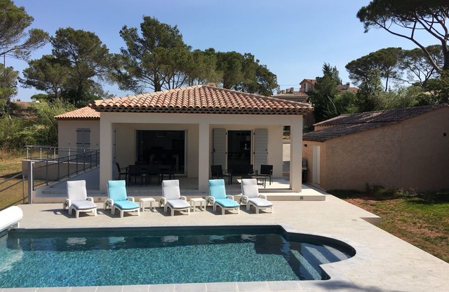 Air-conditioned detached villa with secure/heated swimming pool and large garden