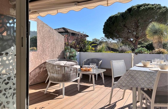 Air-Conditioned 1-Bedroom Apartment with Pool, Wi-Fi, and Private Parking at Le Lavandou