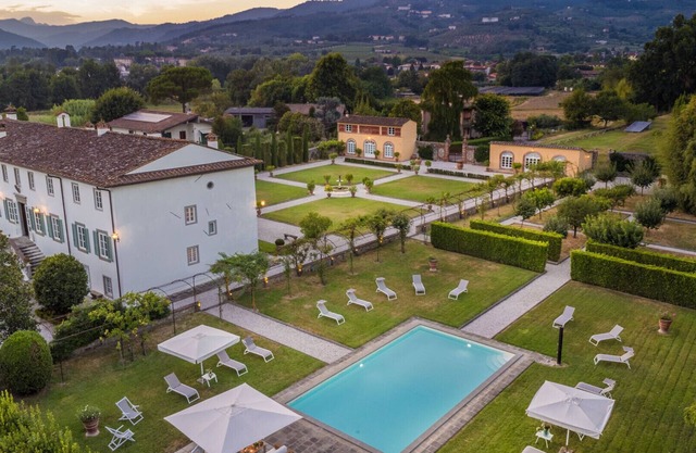 Air Conditioned 10 Bedrooms Luxury Villa and Pool in Lucca