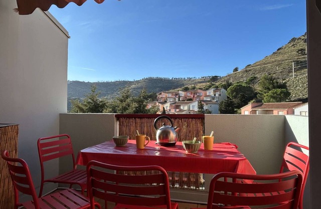 Air-conditioned 2-room apartment, pool, pets allowed, parking, near the sea