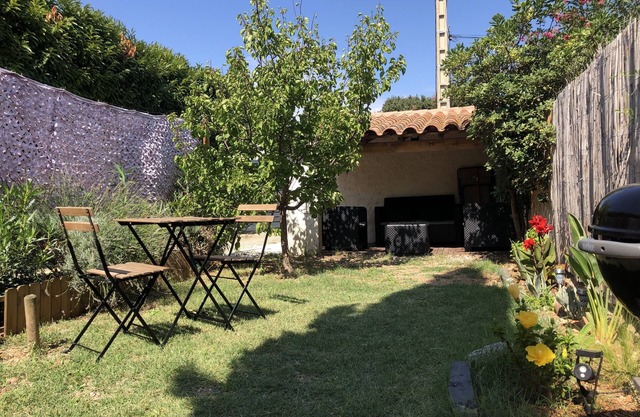 Air-conditioned cabana with Mediterranean garden 9 minutes from the sea