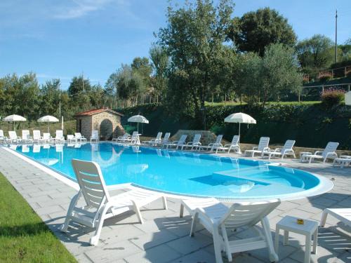 Air-conditioned flat with pool and wellness area