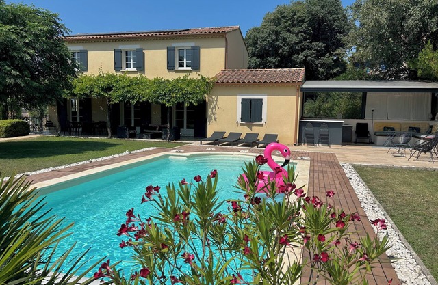 Air-conditioned Provencal country house with private pool