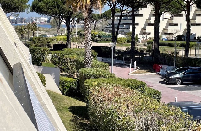 Air-conditioned studio for 4 with pool and parking in Port Camargue