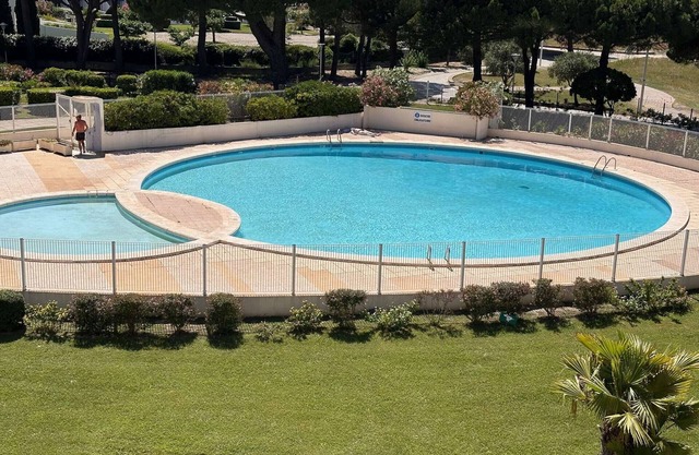 Air-conditioned studio 30m² with pool 50m from the beach