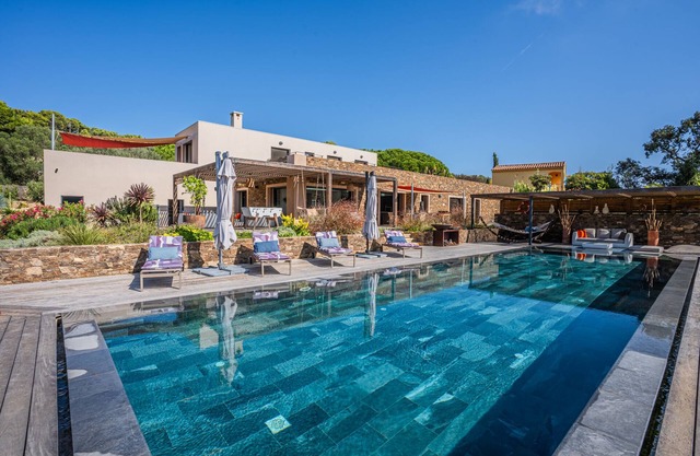 Air-conditioned villa, sleeps 11 heated pool, garden, Presqu'île de Giens, beach