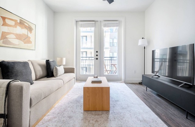 Airy Central Austin 1BR w/Pool, Gym & W/D, nr U. Texas, by Blueground
