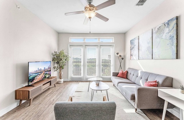 Airy SoCo 2BR King Suite w/GymPickleballLaundry