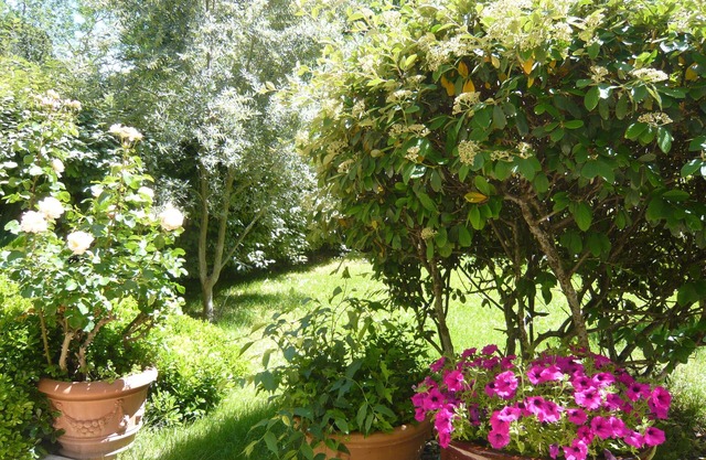 AIX EN PROVENCE. BEAUTIFUL PRIVATE GARDEN APARTMENT IN LUXURY RESIDENCE WITH SWIMMING POOL