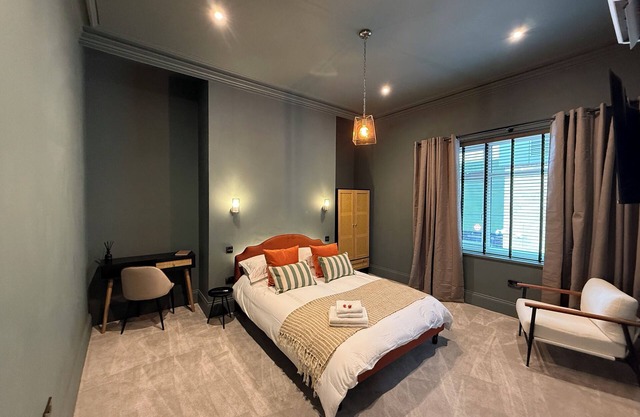 Akroyd House - The Dean Clough Room, A brand new stunning guest house, town centre location with par