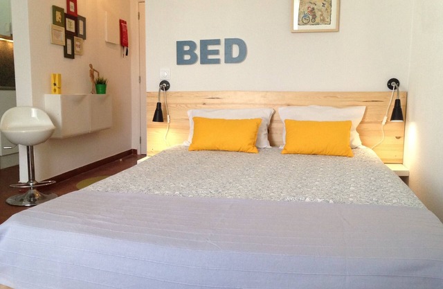 Albufeira. Wi-Fi. Beach 5 min walk. Cable Tv. Old Town. Quiet area. Balcony