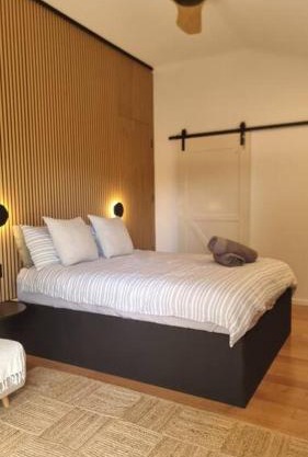 Alcorn Garden Studio Main House Attached-Dog friendly 2 mins walk to beach