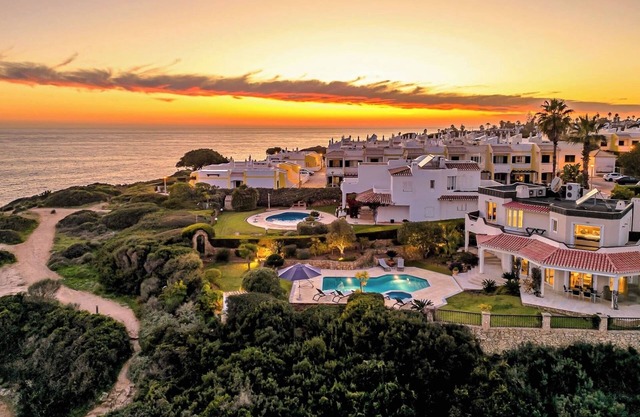 Algarve Villa with Pool, Jacuzzi and Benagil Views