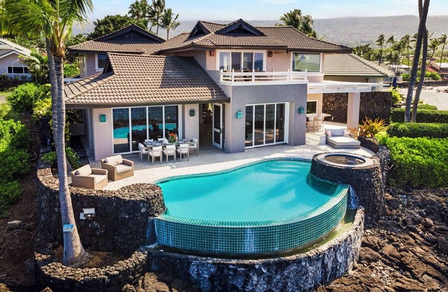Ali'i Point #9: Lavish Oceanfront Home w/Pool & Spa- Relax & Watch the Waves