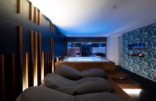 Alkamuri Posh Hotel Spa - 104 Suite Deluxe