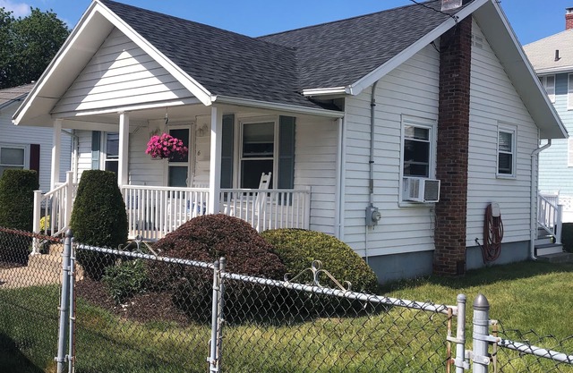 All Season Charming Hull Beach House. ONLY 3 minute walk to Beach!
