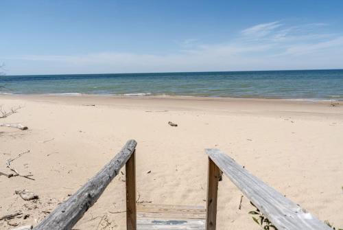 All the Waters Retro Home on Lake Michigan- Your Own PRIVATE BEACH
