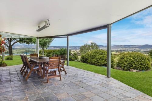 Allambie - Poolside Elegance in Mudgee Countryside