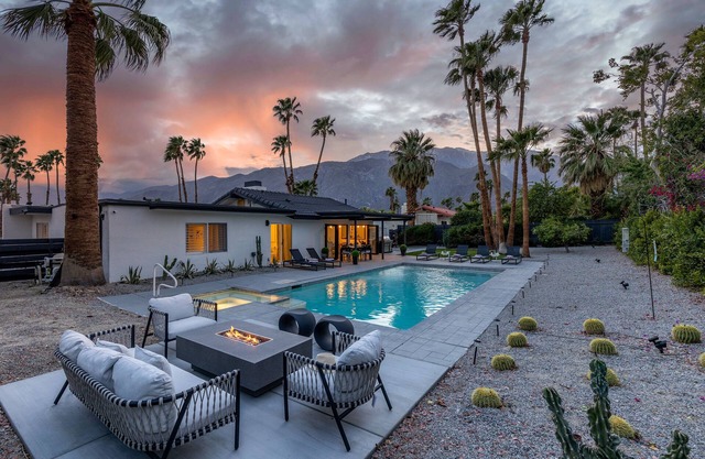 Alluring Palms - Resort-Style Private Backyard!