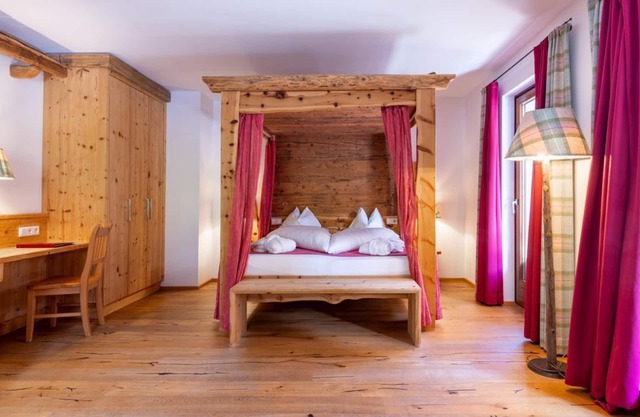 "Alm-Suite" with bathtub, shower, WC (1-3 n.) - Natur- und Wellnesshotel Höflehner