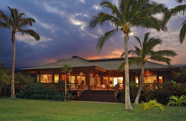 ALOHA SANDS BEACH FRONT VILLA + APARTMENT in PUAKO. Book now for the holidays!