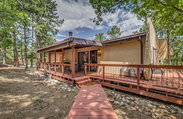 Alto Oasis Community Pool, Fireplace and Grill!