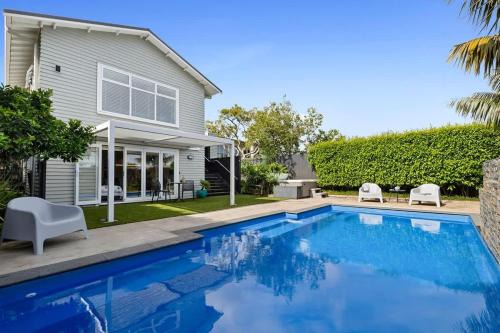 Amaroo - poolside studio near Pukekura Park