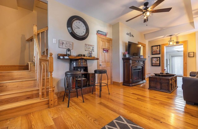 Amazing! 2 Bed Townhouse in the HEART of Dbq!