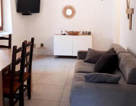 Amazing 2 bedroom apartment in the pedestrian area of old Antibes !