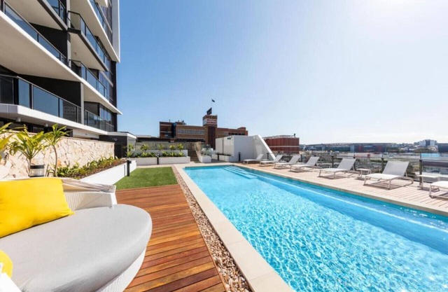 Amazing 2BR delicate Apt, 1min to train station