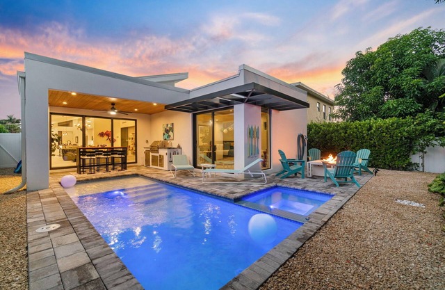 Amazing 4-bedroom house, pool, hot tub and fitness room near the beach in Naples